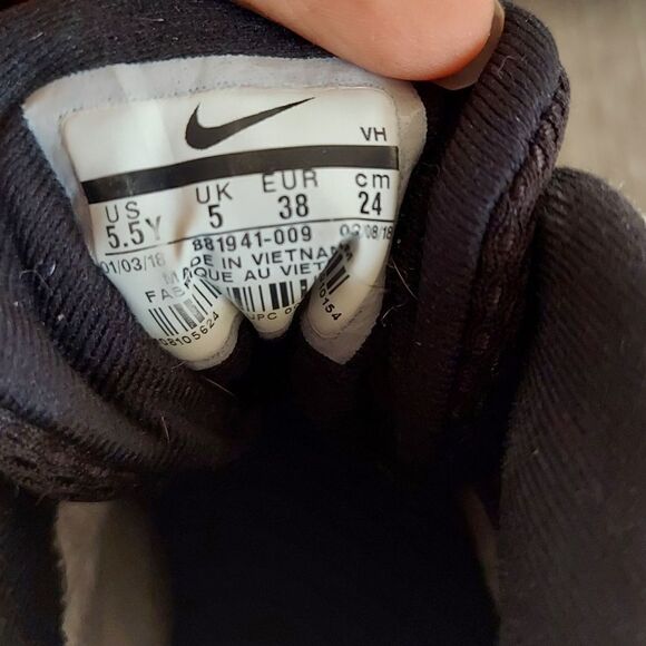 Nike Youth sz 5.5y  881941-009 2018 Team Hustle D8 White Black Gold Swoosh - Picture 11 of 11